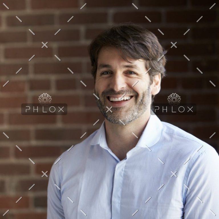 demo-attachment-442-head-and-shoulders-portrait-of-businessman-in-P2DXHCH@2x-1